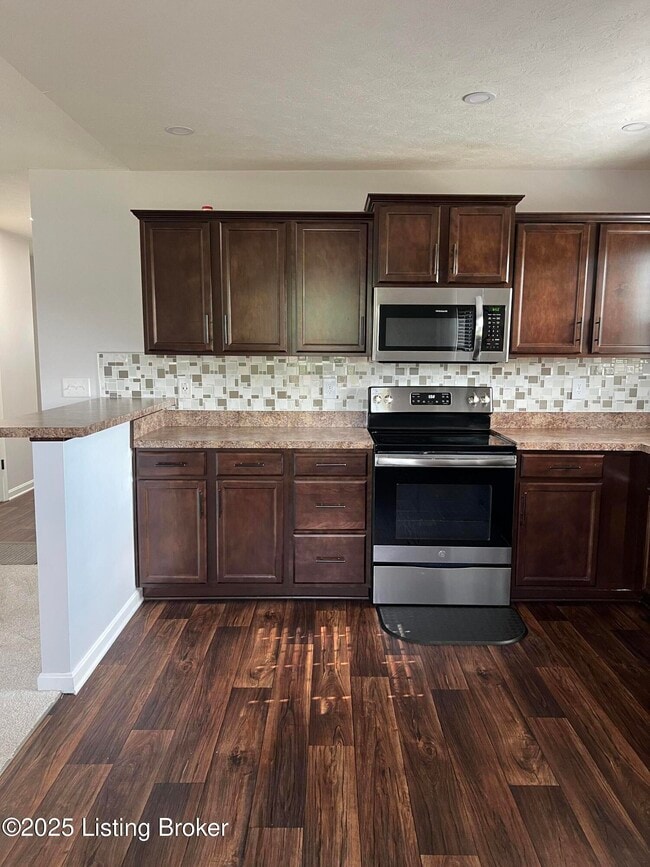Building Photo - 220 Meadowcrest Dr