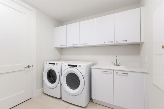 Building Photo - 275 1st Ave S