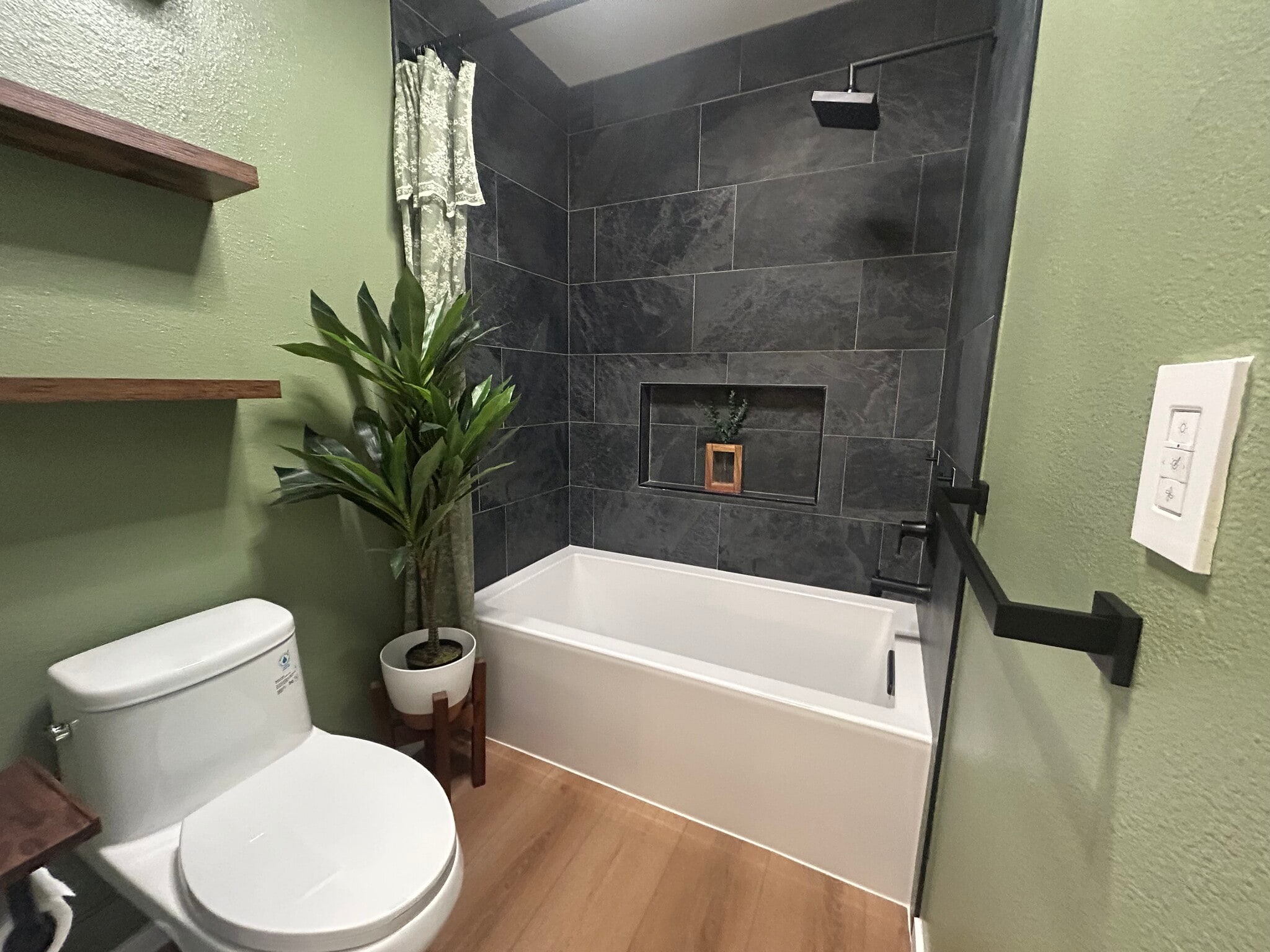 Master bath - 25925 Oak St