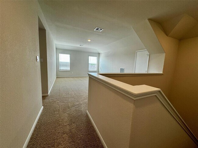 Building Photo - 115 Bethpage Dr