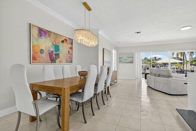 Building Photo - 513 S Riverside Dr