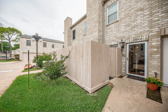 Building Photo - 2842 Holly Hall St