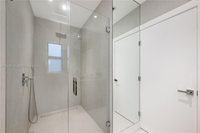 Building Photo - 900 W 47th Ct