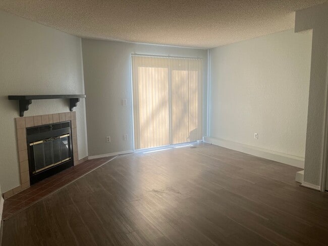 Building Photo - Conveniently Located & Move In Ready 2 Bed...