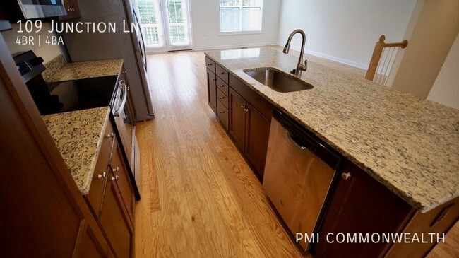 Building Photo - 4 Bed / 3 Bath Townhouse (Available 8/10/25)