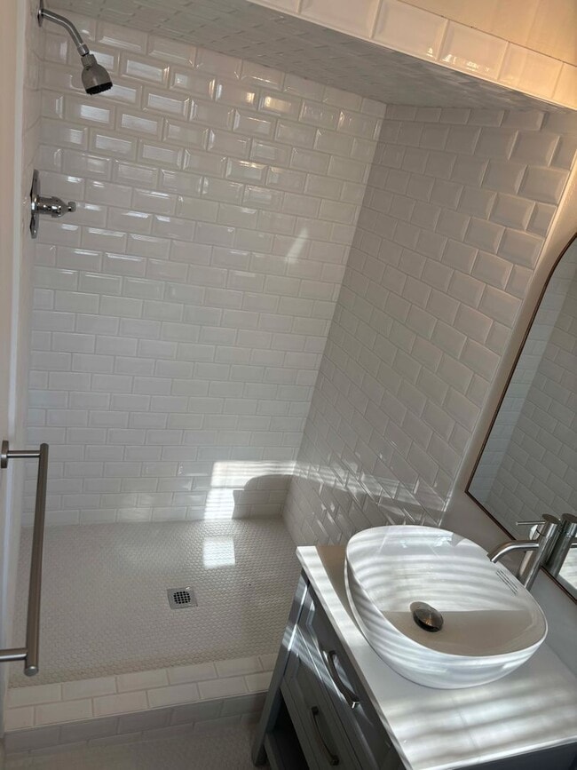 Building Photo - 3 Bedroom 2 Full Bath Home with Fireplace,...