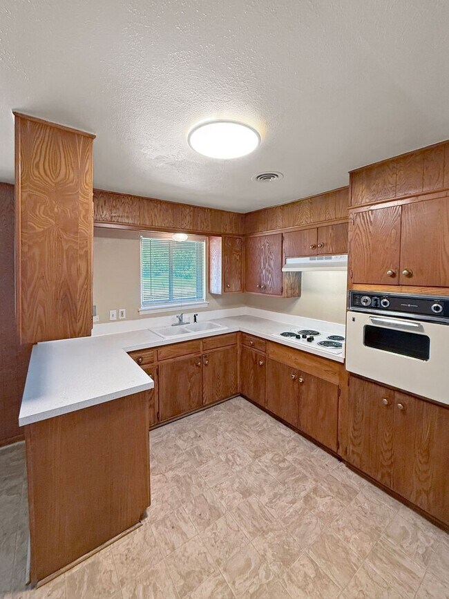 Building Photo - Charming 3-Bedroom Home with Bonus Room in...