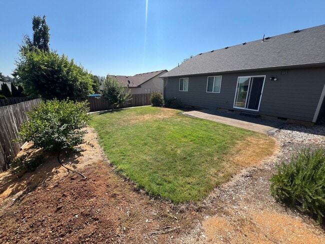 Building Photo - Well Maintained Three Bedroom Home in Sout...