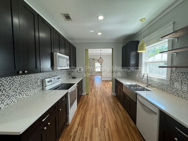 Building Photo - 1416 E Baars St