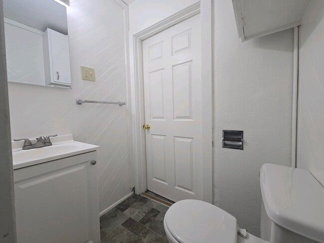 Building Photo - Cozy 2 Bed, 2 Bath Home with Parking Spaces and a Fenced Backyard!