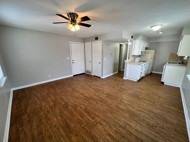 Building Photo - 2-Bed, 1-Bath Apartment with Garage Parking!