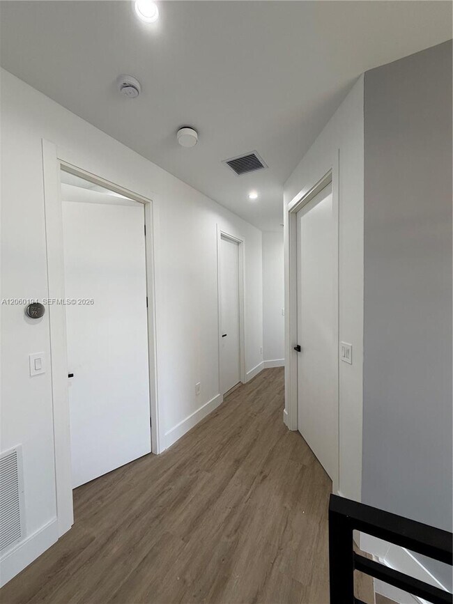 Building Photo - 4664 SW 32nd Ave