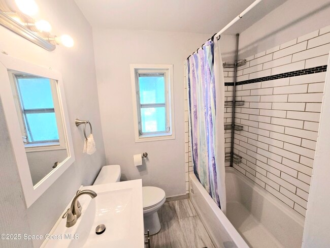 Building Photo - 484 Poinciana Dr