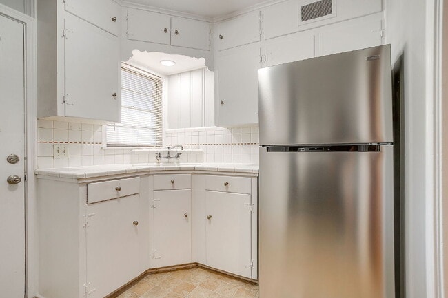 Building Photo - Historic 2 bed, 1 bath Apartment in Covete...