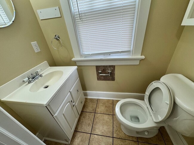 Building Photo - 3 Bedroom House