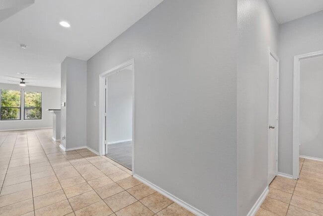 Building Photo - 1132 Hyde Park Dr