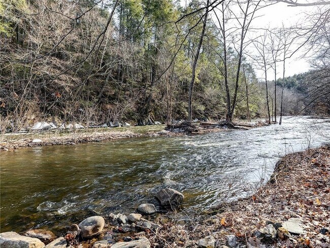 Building Photo - 126 River Rd