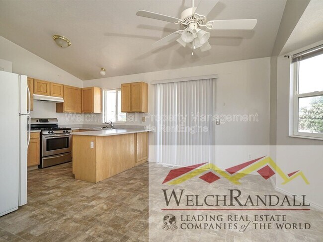 Building Photo - 832 4200 S