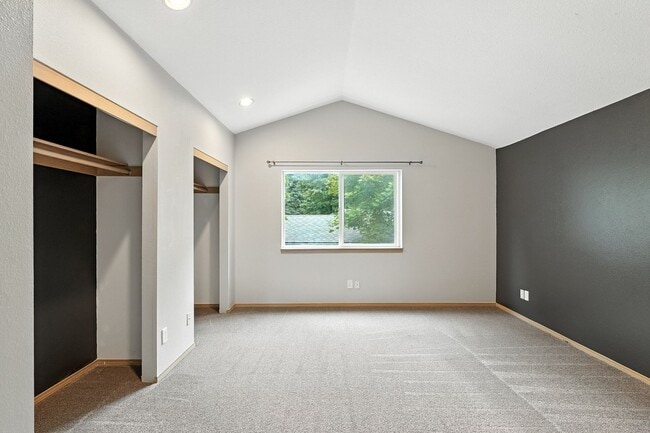 Building Photo - Updated 2 Bedroom/2.5 Condo w/garage
