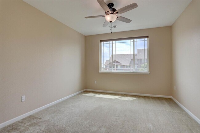 Building Photo - 2nd Floor, 2 bed, 2bath, Community Pool!