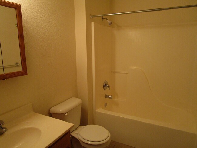 Building Photo - 707-707 Glenstone Dr