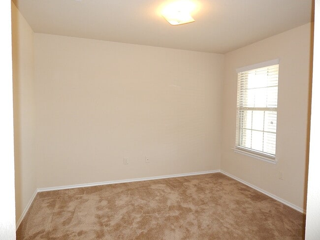 Building Photo - Beautiful 4 Bedroom Available in The Verandah