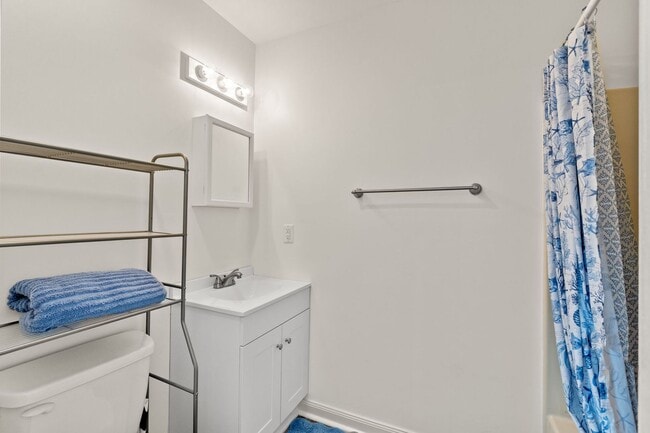 Building Photo - Fully furnished condo minutes from the beach!