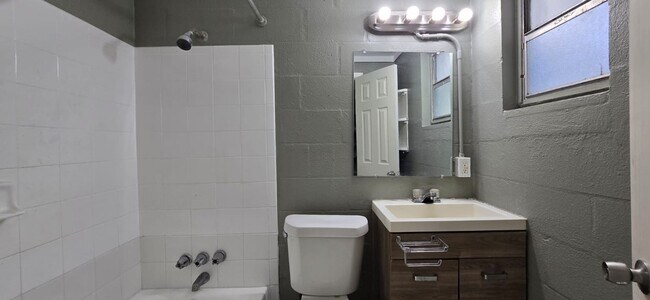 Building Photo - $300 OFF FIRST MONTHS RENT MOVE-IN SPECIAL!!