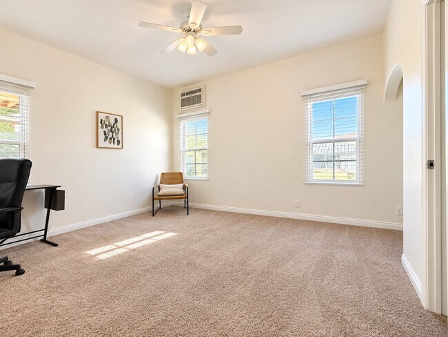 Building Photo - 3013 Somerset Dr