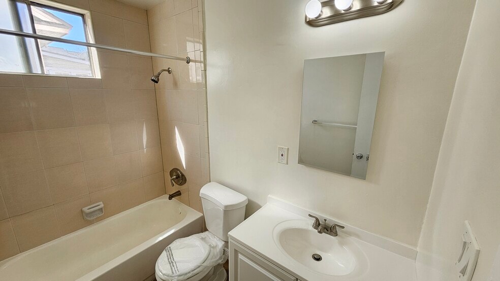 Building Photo - 815 Benton Wy