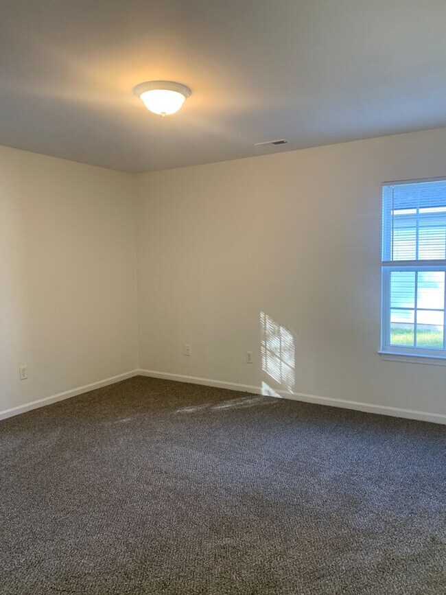 Building Photo - 3 Bedroom 2 Bath House on Victory Gardens Available Now