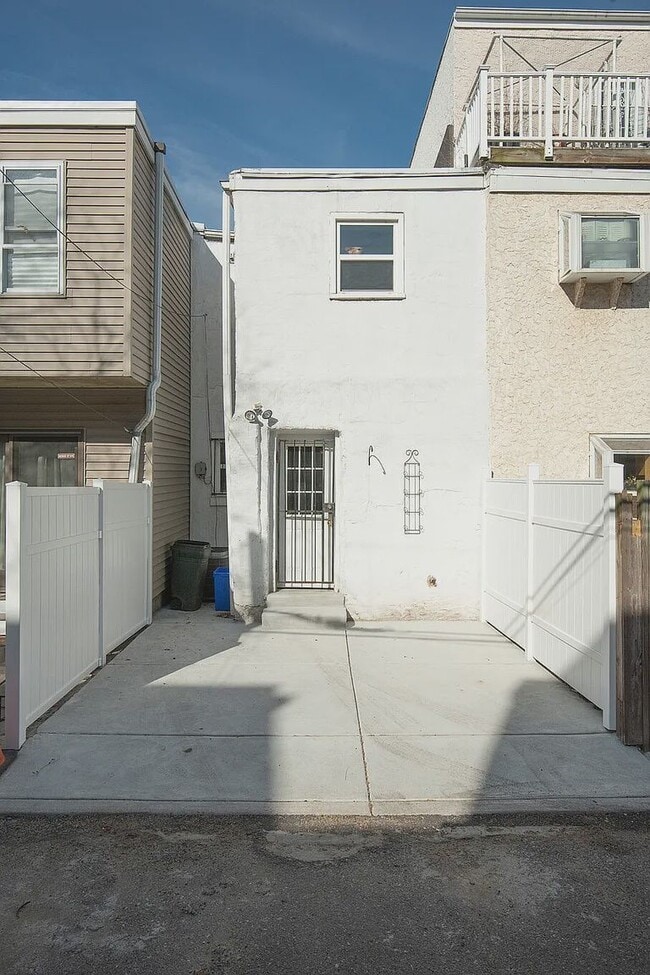 Building Photo - 2214 Pemberton St