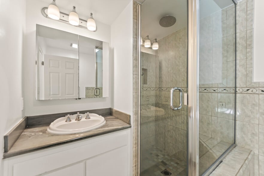 Upstairs Bath 1 - 1214 S Alma St