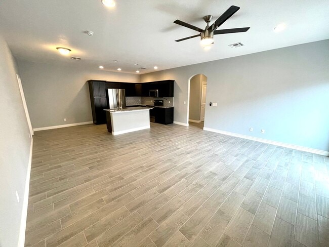 Building Photo - Beautiful 3 Bedroom Townhome Near Kingman Hospital!