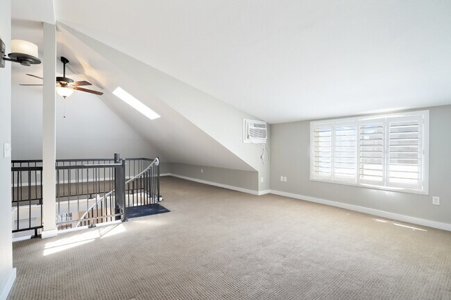 Building Photo - Two-Story Apartment with Parking in Uptown