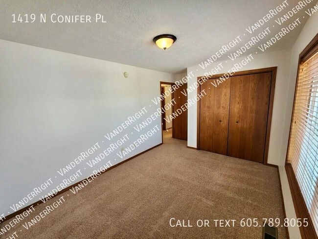Building Photo - 1419 N Conifer Pl