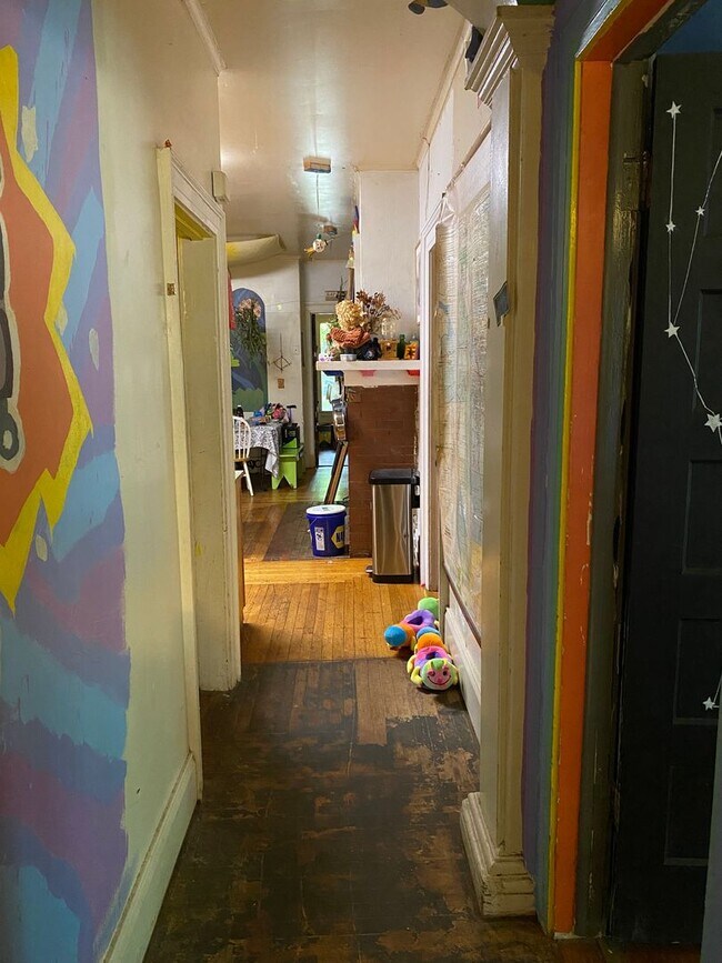 Building Photo - 560-2 Allen - Available 6/1/26 Spacious 2nd/3rd Floor Duplex With 3 Full Baths