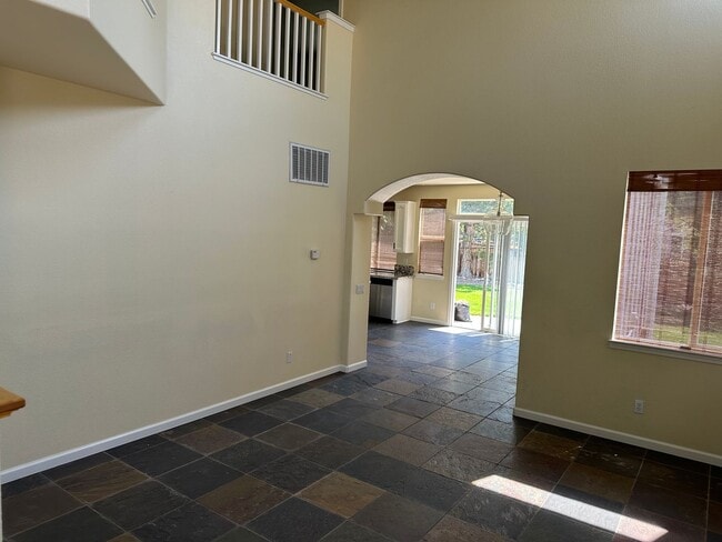 Building Photo - Beautiful 3 bedroom, 2.5 bath two story home