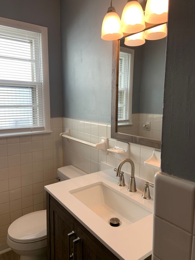 Building Photo - Cute 3 BR/ 1 BA Off Gate City Blvd.