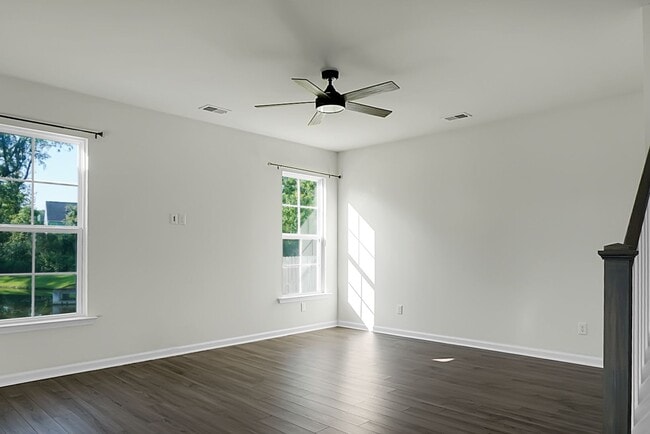 Building Photo - Beautiful 3 Bedroom, 2.5 Bath-Monks Corner in Riverstone