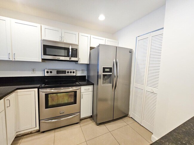 Building Photo - 8051 S Colony Cir