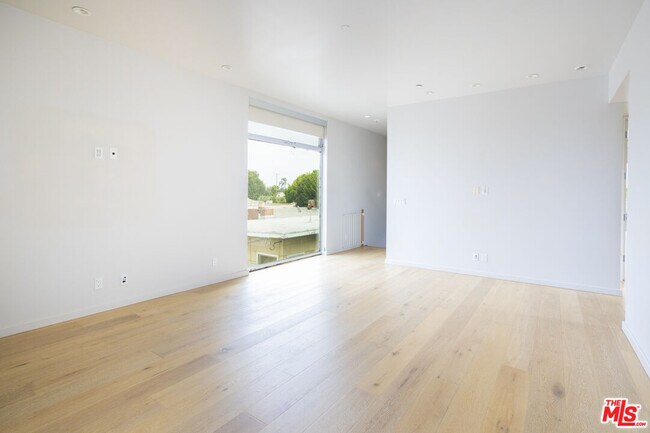 Building Photo - 707 Flower Ave