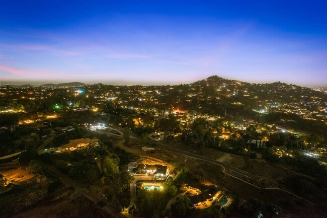 Building Photo - 5048 Bluff Pl