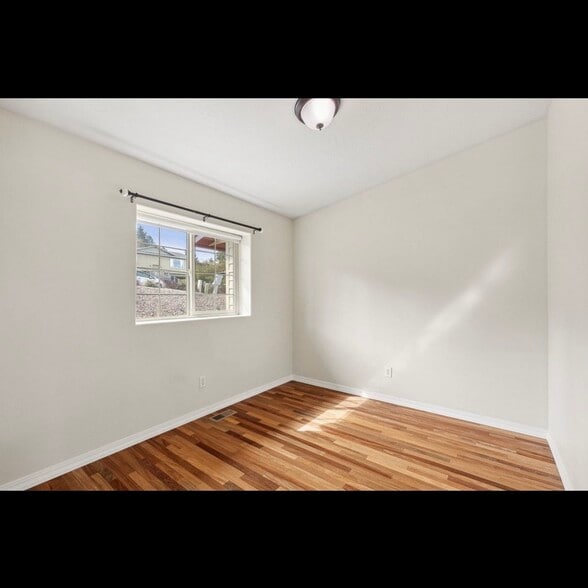 Building Photo - 825 Crestmont Way