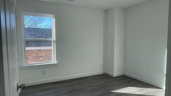 Building Photo - Beautiful house, perfect for families!!