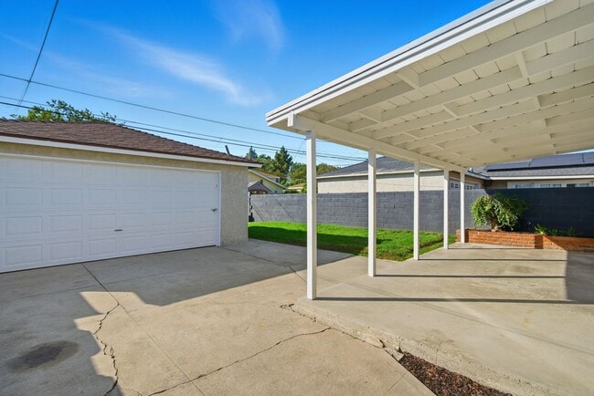 Building Photo - Refreshed Single Family Home with Lots of ...