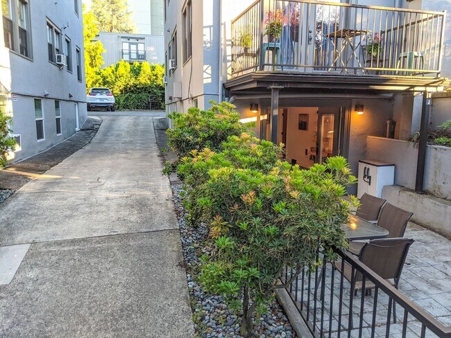 Building Photo - Furnished NW Alphabet district ground leve...