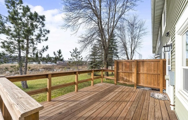 Building Photo - Three Bedroom Townhome n Aspenwood!