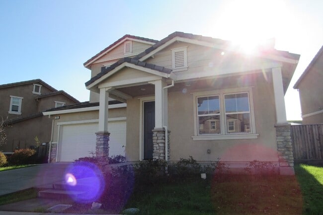 Building Photo - Gorgeous 4 Bed/2.5 Bath in Perfect Pittsburg Location