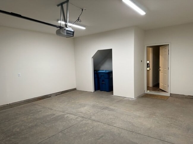 Building Photo - Townhouse / Whitsett